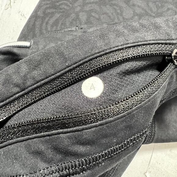 Lululemon Run Inspire Crop II Soul Cycle Legging SIZE 4 Black Camo Luxtreme - Picture 3 of 10